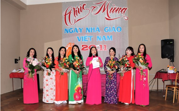 Học sinh lớp tiếng Việt ở Plzeň chúc mừng thầy cô giáo nhân ngày 20/11